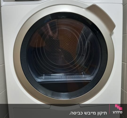 מייבש כביסה AEG עם לוח בקרה ותוכניות ייבוש